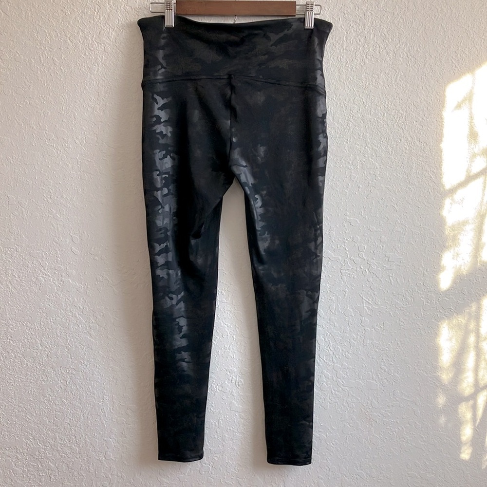 Spanx Black Camo Faux Leather Leggings Tummy Control High Waisted extra Large - Picture 5 of 9